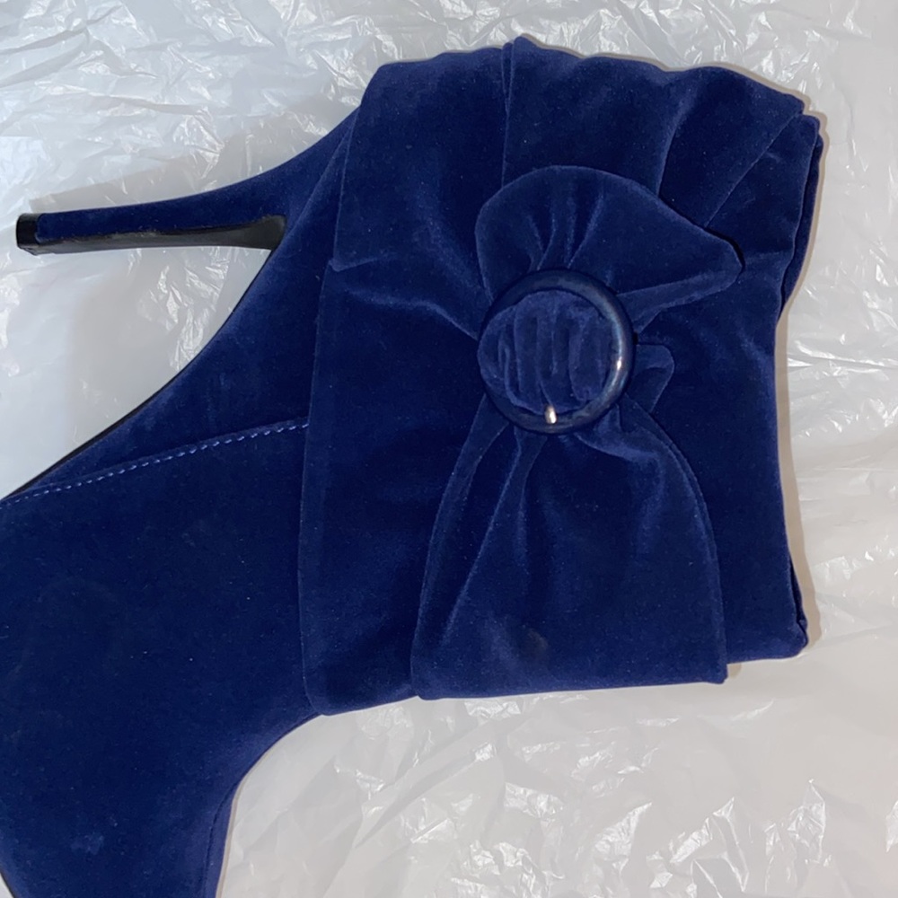 Heeled royal blue booties. Velvet. Buckle detail